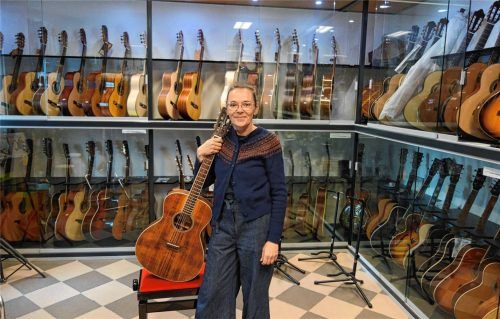 Andrea Humbach vor dem „Kernbereich“ ihres Musikgeschäfts – der großen und vielfältigen Auswahl an Akustikgitarren. Foto Friedrich