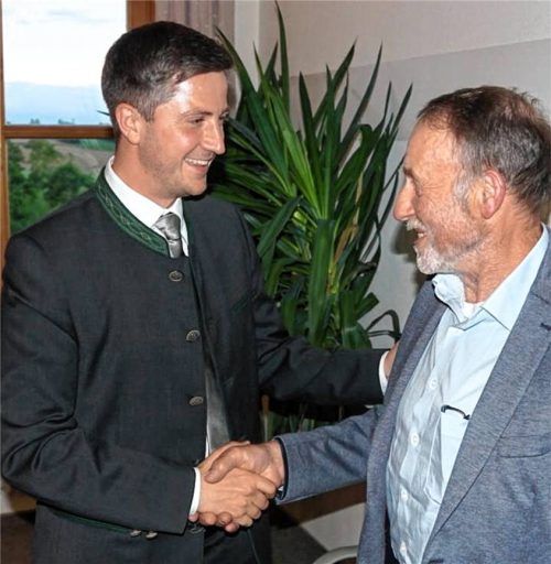 Andreas Huber (links) beglückwünschte den neuen „Altbürgermeister“ Sebastian Winkler. Foto Peter Becker