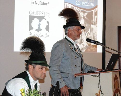 Andreas Maier (rechts) und Peter Oberauer informierten im voll besetzten Schneiderwirt über die Planungen für das Gaufest 2026, das Nußdorf im Juli zehn Tage lang prägen wird.Foto re