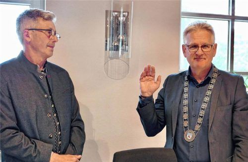 Andreas Maierhofer (links) hat Pollings neuem Bürgermeister Ernst Weinberger den Amtseid abgenommen. Fotos Eschenfelder