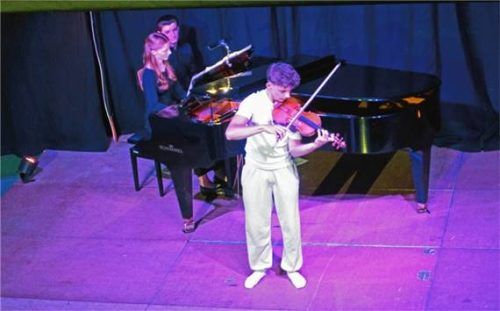 Andreas Pihusch (vorne) und seine Geschwister Katharina und Matthias beim Konzert im Inntal-Gymnasium. Foto Sönmez