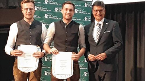 Andreas und Till Eder von den Eisschützen mit Landrat Max Heimerl. Fotos zöller