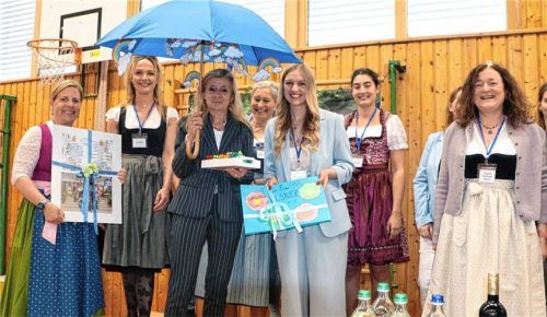 Angelika Elsner (Dritte von links), Fachliche Leiterin der staatlichen Schulämter in Stadt und Landkreis Rosenheim, verabschiedet sich in den Ruhestand. Von ihren Kollegen und Gästen erhält sie zahlreiche Geschenke. Foto Stache