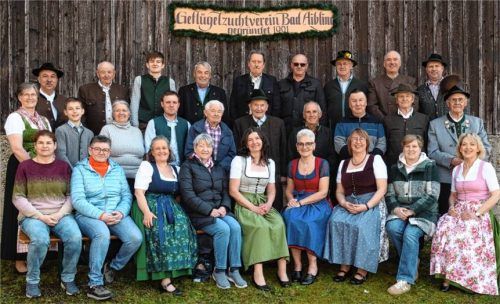 Anlässlich des Vereinsjubiläums entstand dieses Gruppenfoto von Bad Aiblinger Geflügelzüchtern. In der hinteren Reihe sind die aktuellen deutschen Meister Maxi Riel (Dritter von links) und Johann Schwarzenberger (Vierter von links) zu sehen. Foto re