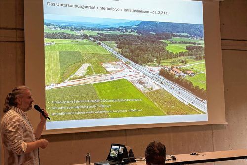 Archäologe Mario Hölzl bei seinem Vortrag in der Aschauer Priental-Halle. Foto Kirchner