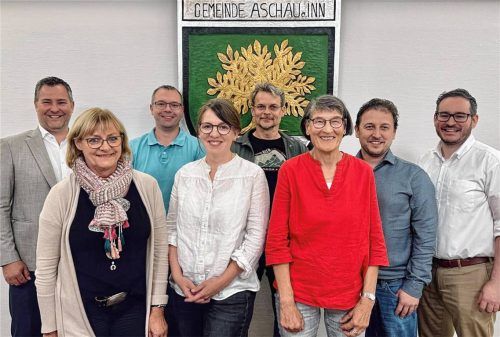 Aschaus Bürgermeister Christian Weyrich (links) musste acht Gemeinderäte verabschieden (von links): Gertraud Langbauer, Michael Schebesta, Alexandra Kutschera, Karl-Heinz Jekler, Barbara Bischoff, Andreas Kölbl und Martin Höpfinger. Johannes Volk konnte an der Sitzung nicht teilnehmen. Foto  Eschenfelder
