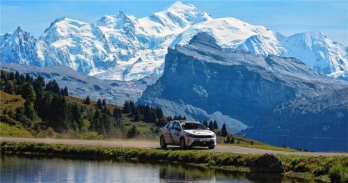 Atemberaubende Kulisse: Johannes Wittenbeck auf der Wertungsprüfung über den „Col de Joux Plane“ mit dem Mont Blanc im Hintergrund bei der „Rallye Mont Blanc 2025“. Foto Sascha Dörrenbächer