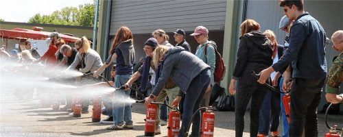 Auch das Handhaben eines Feuerlöschers will gelernt sein. In Lampferding konnte man das üben. Foto Stache