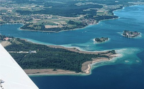 Auch der Wald auf den Chiemseeinseln wird beobachtet. Im Bild vorne die Herreninsel, gefolgt von Kraut- und Fraueninsel (rechts). Foto privat