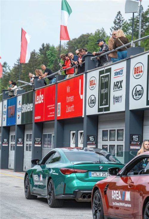 Auch in der Boxengasse glänzten die MOTORHEIMAT-Highlights: von Klassikern bis aktuellen M-Modellen.