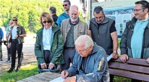 Auf dem Geigelsteinparkplatz trägt sich der Bundespräsident ins Goldene Buch der Gemeinde Aschau ein.