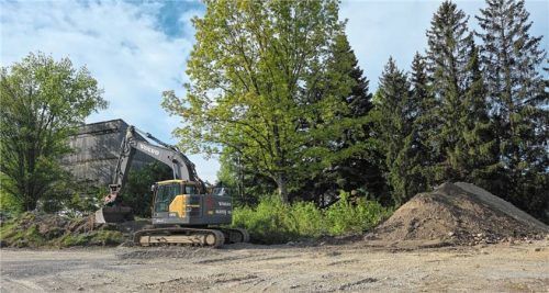 Auf dem Pöschl-Grundstück an der Eichendorffstraße in Haidholzen soll vorübergehend eine Grünanlage mit Spielplatz entstehen. Foto Blum