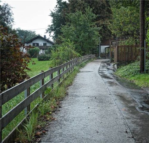 Auf der Erschließungsstraße zum Soyener Baugebiet „Süd-West“ ist Begegnungsverkehr unmöglich. Foto Günster