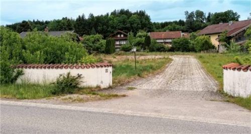 Auf diesem Grundstück an der Seeoner Straße 13 in Truchtlaching sollen mittels Bauturbo die baulichen Voraussetzungen für fünf Einfamilienhäuser geschaffen werden. Den Vorbescheidantrag haben die Räte genehmigt. Foto  Rasch