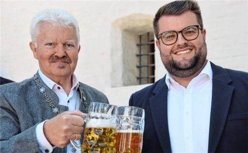 Auf ein Neues: Das Anzapfen konnte Stefan Streck (rechts) bereits bei der Stadterhebungsfeier üben. Jetzt geht es darum, die Posten der weiteren Bürgermeister zu besetzen. Der neue Neumarkter Bürgermeister hat da konkrete Vorstellungen. Foto  Enzinger