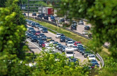 Aufgrund der Brenner-Totalsperre wegen einer Demo am Samstag warnen die Behörden seit Tagen, auf Autofahrten an diesem Tag lieber zu verzichten. Foto dpa
