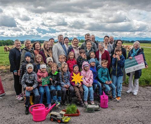Auftaktveranstaltung vor der großartigen Bergkulisse der Alpen am Baumgartnerhof in Berg. Foto Stache