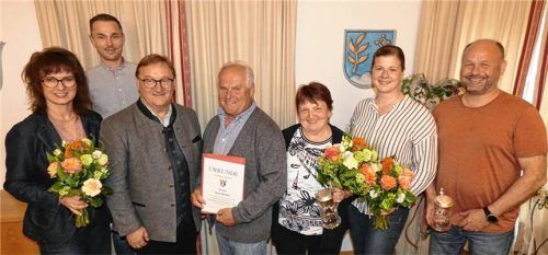 Aus dem Grabenstätter Gemeinderat verabschiedet wurden von Bürgermeister Gerhard Wirnshofer (Bürgergruppe/Dritter von links) die Räte Josephine Brunnhuber (Freie Wähler/von links), Bernhard Hennes (Bürgergruppe/jeweils eine Periode), der Zweite Bürgermeister Alois Binder (ab Vierter von links/CSU/zwei Perioden), Christl Stefanutti (CSU/drei Perioden), Monika Willmes (Bürgergruppe/eine Periode) und Andreas Lukas (Freie Wähler/2025 nachgerückt). Foto Müller