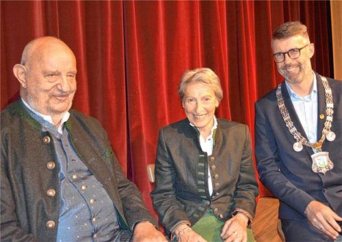 Ausgezeichnetes Engagement: Bürgermeister Stefan Kattari (rechts) verlieh die Bürgermedaille an Rita Laxganger und Olaf Gruß. Foto Eder