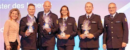 Auszeichnung, Teil 1: Die Parlamentarische Staatssekretärin Daniela Ludwig (links) und der Präsident der Bundespolizeiakademie, Ulf Strandt (rechts), ehren die Olympiamedaillengewinnerinnen und -gewinner Francesco Friedrich, Alexander Schüller, Neele Schuten und Jörn Wenzel (von links).Foto Winkler