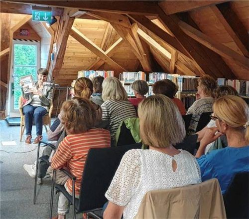 Autorin Dr. Sabrina Wilkenshof lud zum bewegenden und musikalischen Abend in der Bücherei Prien ein. Foto Markt Prien