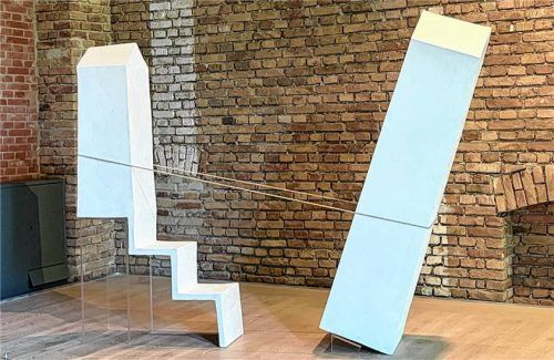 „Balancierende Türme“ von Inge Mahn (1989) – Demokratie als Balanceakt.