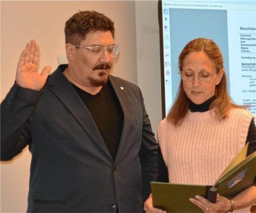 Bastian Starflinger wurde für das Amt des stellvertretenden Bürgermeisters von Bürgermeisterin Martina Gaukler vereidigt. Die Staudach-Egerndacher Räte hatten ihn zuvor einstimmig gewählt.Foto Eder