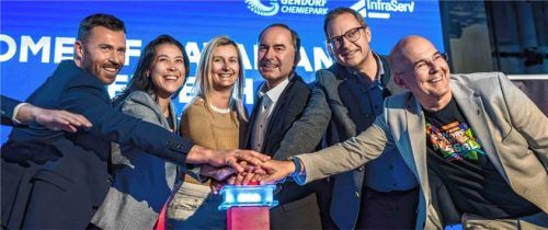 Bayerns Wirtschaftsminister Hubert Aiwanger (Mitte) gab den Startschuss für das „Home of Bavarian Deeptech“ zusammen mit (von links) Dominik Gschwendtner (Geschäftsleiter Infraserv Gendorf), Sarah Fleischer (Co-Founder tozero), Dr. Ksenija Neumann (Co-Founder tozero), Landtagsabgeordnetem Martin Huber und Dr. Christoph von Reden (Geschäftsleiter Infraserv Gendorf). Foto Tom Bauer