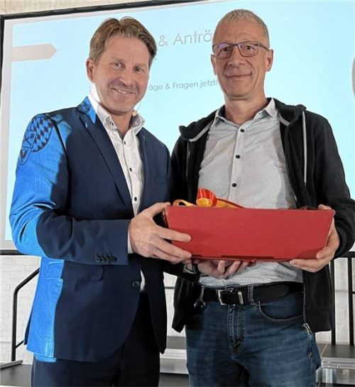 Bedankte sich für fast 30 Jahre Einsatz: Bürgermeister Josef Grundner (links) mit Thomas Nicklbauer. Foto Stettner