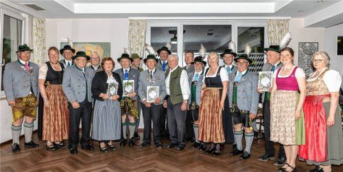 Beeindruckt von der langen Vereinstreue zeigte sich (von links) Inngau-Vorstand Pankraz Perfler mit den Geehrten Manuela Hehensteiger, Sebastian Gilg junior, Franz Dinzenhofer, Hans Vorleitner, Katharina Märzendorfer, Hans Bachmaier, Georg Resch, Hans Huber, Georg Kaffl, Sebastian Gilg, Franz Kaffl, Peter Hauser, Elisabeth Loferer, Peter Mayer, Paul Hauser, Hans Bernrieder, Elisabeth Eder und Ursula Voit. Nicht auf dem Bild sind Stefan Martl, Barbara Mayer und Rosmarie Kuchler. Foto Aerzbäck