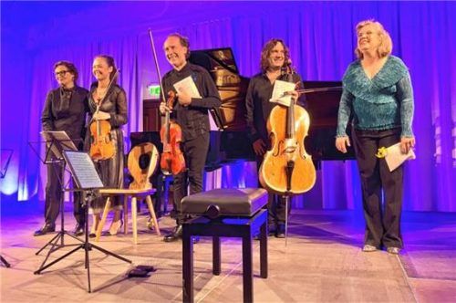 Begeisterter Applaus für (von links) Diana Ketler, Alexandra Conunova, Razvan Popovici, Justus Grimm und Silke Avenhaus. Foto  Janoschka