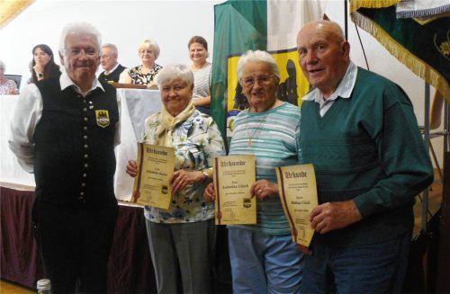 Bei den Ehrungen: (von links) Georg Leber gratuliert zur 50-jährigen Mitgliedschaft Elisabeth Harter sowie Katharina und Mathias UIlrich.Foto Fischer