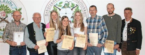 Bei den Ehrungen: (von links) Josef Eisenschmid junior, Georg Oberberger, Sonja Bumberger, Eva Stein, Magdalena Bumberger, Reinhard Söll, Kilian Leipfinger und Martin Schrankl. Foto  re