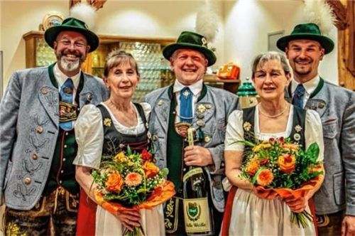 Bei den Ehrungen: (von links) Zweiter Vorsitzender Stefan Müller, Erika Spohn, Michael Greiner, Margret Hinteregger und Vorsitzender Matthias Ahrens. Foto Url