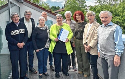 Bei den Ehrungen: (vorne von links) Gudrun Bernlochner, Siegfried Obermeier und Anna Maria Schuller mit (hinten von links) Vorsitzender Konrad Hammerl, Anita Rösner, Helga Mittermiller, Manuela Görlitz-Besser, Gabriele Mense und Ernst Böhm. Foto re