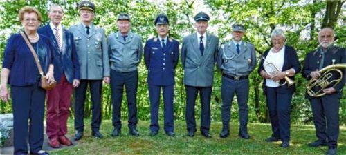 Bei der Ansprache auf dem Soldatenfriedhof in Costermano: (von links) Organisatorin und Reiseleiterin Irmgard Wagner, Dr. Hans Dworzak, der die mahnenden Worte des Friedens sprach, sowie die Ehrenwache und Musiker, die die Zeremonie begleiteten. Foto Stettner