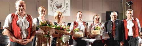 Bei der Auszeichnung für Treue: (von links) Stefan Dögerl, Stefanie Menter, Martina Hammerl, Karl Burkhard, Wolfgang Meingast, Sepp Hollerauer (Vorsitzender Bezirksmusikverband) und Konrad Müller. Foto Wunderlich