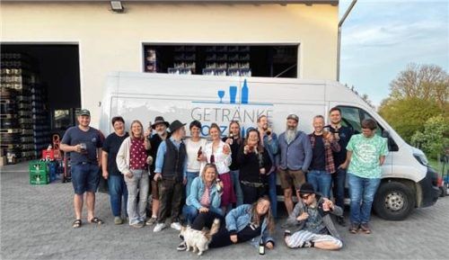 Bei der Bierprobe: die Bewohner der Ramsauer Wohngemeinschaften. Foto re