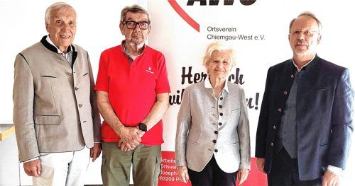 Bei der Danksagung: (von links) Ehrenvorsitzender Herbert Weißenfels, die für ihre Treue Geehrten Werner Witt und Gerda Weißenfels sowie Vorsitzender Lorenz Ganterer. Foto  Hötzelsperger