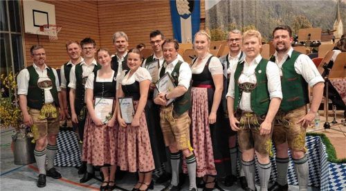 Bei der Ehrung der Musikkapelle Nußdorf wurden Nachwuchsleistungen, langjährige Treue und ehrenamtliches Engagement gewürdigt. Das Bild zeigt von links: Markus Weyerer, Stefan Kogler, Kilian Schiedermair, Lisa Peschel, Christoph Danner, Hannah Hildgartner, Josef Bartl, Wolfgang Paul, Kathrin Flory, Helmut Brunner, Josef Maurer und Florian Schweinsteiger. Foto re