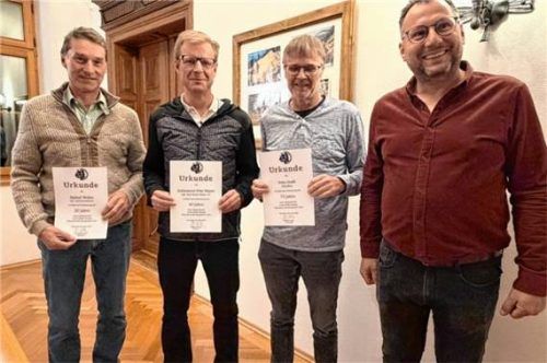 Bei der Ehrung für langjährige Innungszugehörigkeit: (von links) Hubert Weber, Karl-Heinz Thaler, Fritz Graßl und Obermeister Wolfgang Petry. Foto  Wittenzellner