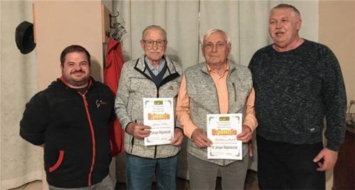 Bei der Ehrung langjähriger Mitglieder: (von links) stellvertretender Vorsitzender Hans Schleibinger, Hans Koller, Karlheinz Jaensch und Präsident Robert Hager. Foto Jaensch