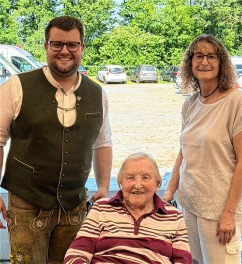 Bei der Ehrung: (von links) Bürgermeister Stefan Streck, Mathilde Perseus und Zweite Bürgermeisterin Sylvia Wegner. Foto  Perzlmeier