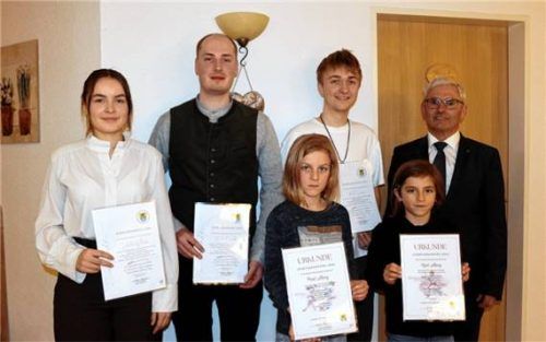 Bei der Ehrung: (von links) Isabella Wilhelm, Michael Seidl, Max Schmid, Bürgermeister Michael Hausperger sowie Paul und Karl Alexy. Foto Maier