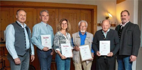 Bei der Ehrung: (von links) Zweiter Vorsitzender Gerhard Fischer, Michael Schlosser, Karina Dingler, Lenz Hamberger, Stephan Freund und Vorsitzender Peter Fischer. Foto Berger