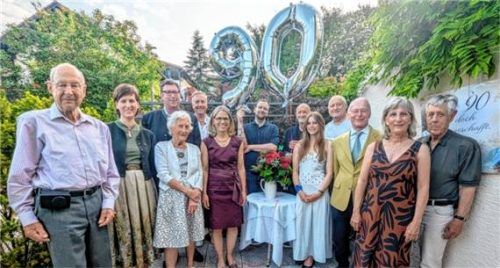Bei der Feier: (von links) Gerd Moje, Bürgermeisterin Irmgard Hibler, Jubilarin Wilhelmine Christof, Landrat Martin Bayerstorfer, Curt-Rudolf Christof, Andrea Hilger, Felix Christof, Alexander Christof, Kathi Hilger, Armin Christof, Pfarrer Josef Kriechbaumer, Doris Lonk und Edmund Hilger. Foto Willnhammer