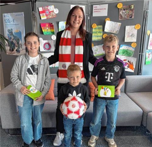 Bei der feierlichen Siegerehrung im Dienstleistungszentrum Bad Aibling: (von links) Amelie Kovacs, Marinus Weber und Ben Senftner mit Sabine Lechner. Foto re