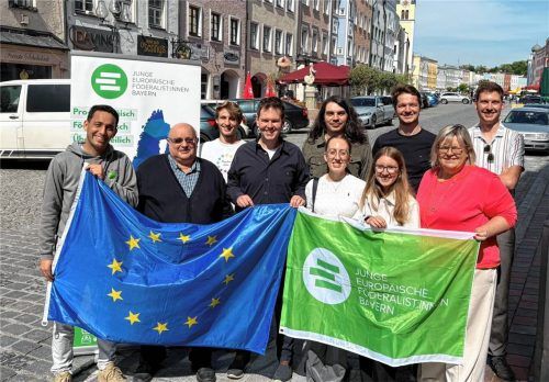 Bei der Gründung in Mühldorf: (vorne, von links) JEF-Landesvorsitzender Farras Fathi, EU-Kreisvorsitzender Walter Göbl, JEF-Kreisvorsitzender Max Bauer, Amelie Keitzl, Sarah Kocelak, stellvertretende EU-Kreisvorsitzende Alexandra Seisenberger sowie (hinten, von links) Jan Lindner, JEF München, Raoul Bertrand, Andreas Wimmer und Andreas Timmel. Foto re
