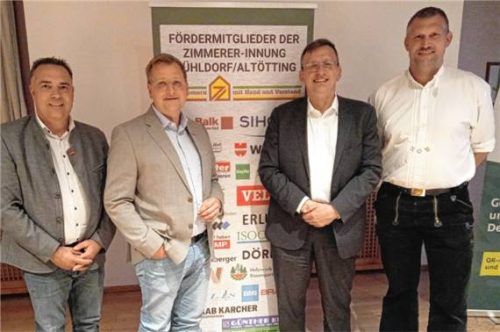 Bei der Jahresversammlung: (von links) Armin Riedel, Leiter des Bildungszentrums, Kreishandwerksmeister Rainer Dachsberger, Andreas Kraft vom Landesinnungsverband sowie Obermeister Reinhard Obermeier. Foto  Maier