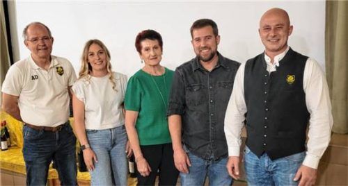 Bei der Jahresversammlung: (von links) Hauptkassier Armin Dörringer, Beisitzerin Alina Albert, Schriftführerin Traudi Frantz, Zweiter Vorsitzender Alexander Gugg und Vorsitzender Benedikt Rothbucher. Foto  re